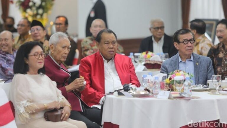 Hakim MK Arief Hidayat Lontarkan Candaan Soal Alasan Kekalahan Ganjar-Mahfud di Pilpres 2024 Hakim MK Arief Hidayat Lontarkan Candaan Soal Alasan Kekalahan Ganjar-Mahfud di Pilpres 2024