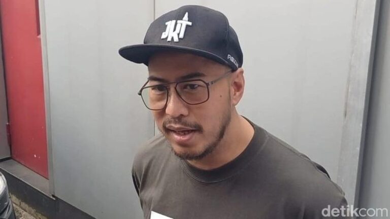 Komika Pandji Pragiwaksono Penuhi Panggilan Kedua Bareskrim Polri Terkait Laporan Ujaran SARA Komika Pandji Pragiwaksono Penuhi Panggilan Kedua Bareskrim Polri Terkait Laporan Ujaran SARA