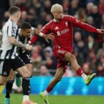 Rooney: Performa Ekitike Bisa Bikin Isak Khawatir Saat Pulih dari Cedera