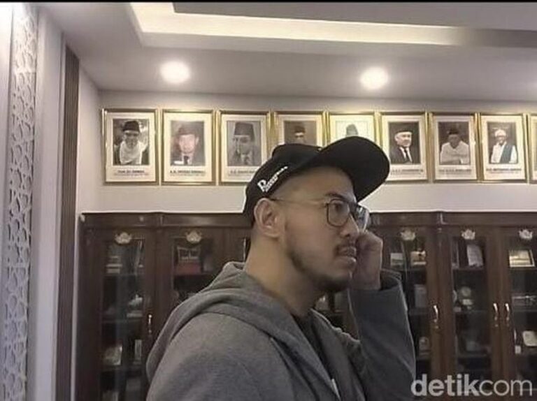 Pandji Pragiwaksono Temui MUI Bahas Polemik Materi Stand-Up Comedy “Mens Rea” Pandji Pragiwaksono Temui MUI Bahas Polemik Materi Stand-Up Comedy “Mens Rea”