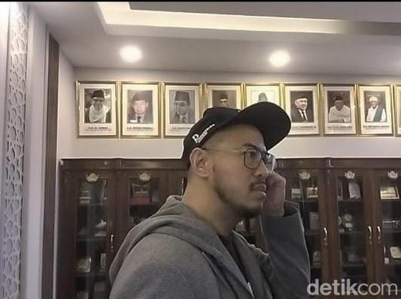 Pandji Pragiwaksono Temui MUI Bahas Polemik Materi Stand-Up Comedy “Mens Rea” Pandji Pragiwaksono Temui MUI Bahas Polemik Materi Stand-Up Comedy “Mens Rea”