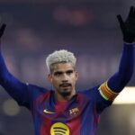 Gol Perdana Usai Sabatikal, Araujo Peluk Erat Pelatih Barcelona Hansi Flick