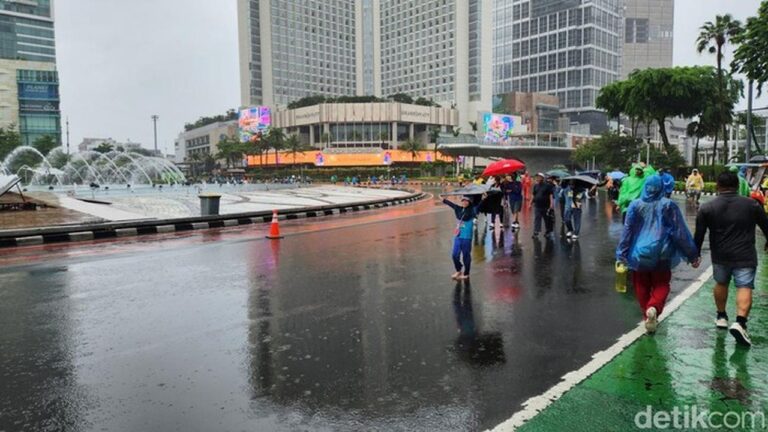 Warga Nekat Berolahraga di CFD HI Meski Hujan Deras, “Biar Sekalian Basah” Warga Nekat Berolahraga di CFD HI Meski Hujan Deras, “Biar Sekalian Basah”