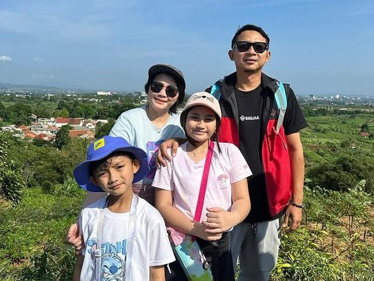 Aden Bajaj Ungkap Perbedaan Mencolok Ketiga Anaknya: Putri Hobi Tampil, Putra ‘Alergi’ Kamera