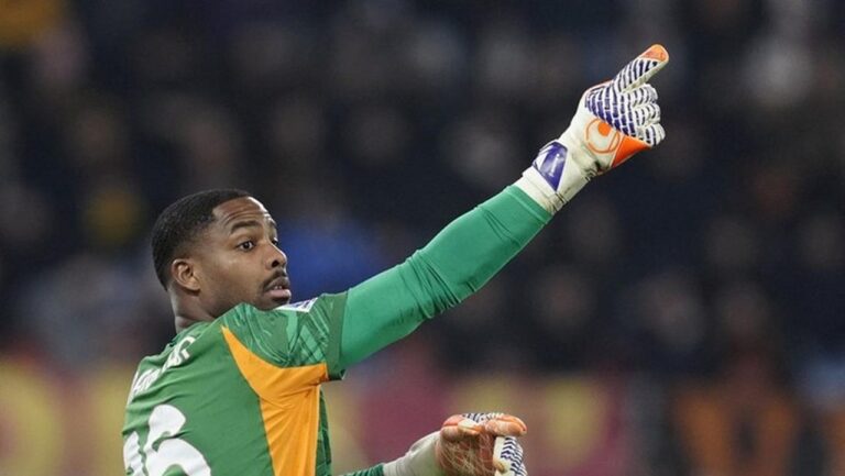 Mike Maignan Perpanjang Kontrak di AC Milan hingga 2031, Gaji Naik Dua Kali Lipat Mike Maignan Perpanjang Kontrak di AC Milan hingga 2031, Gaji Naik Dua Kali Lipat