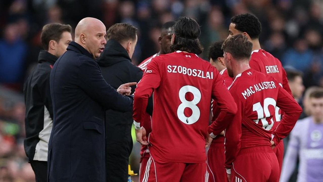 Jamie Carragher Bela Arne Slot: Gaya Main Liverpool Lebih Berharga dari Trofi