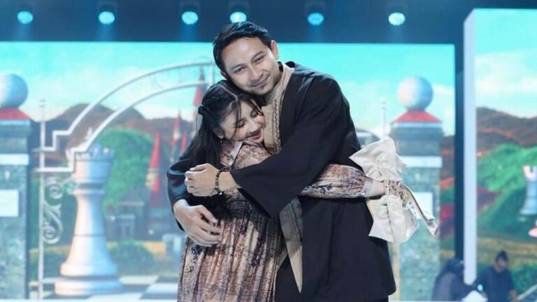 Aden Bajaj Ungkap Alasan Kocak Gandeng Erat Tangan Putri di Catwalk Fashion Show