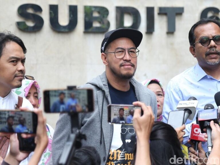 Pandji Pragiwaksono Kooperatif Hadiri Klarifikasi Laporan Dugaan Penistaan Agama Pandji Pragiwaksono Kooperatif Hadiri Klarifikasi Laporan Dugaan Penistaan Agama