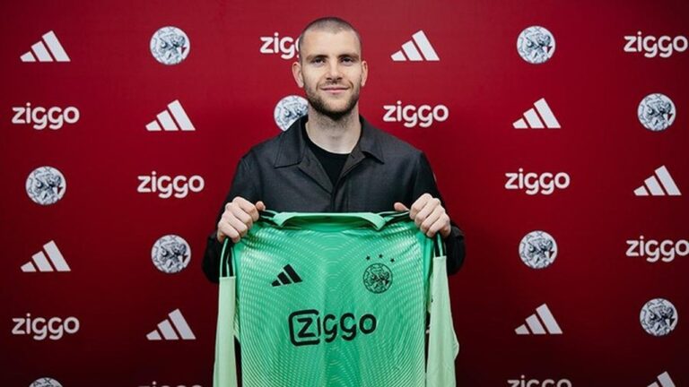 Maarten Paes Terganjal Izin Kerja, Debut di Ajax Tertunda Pekan Ini