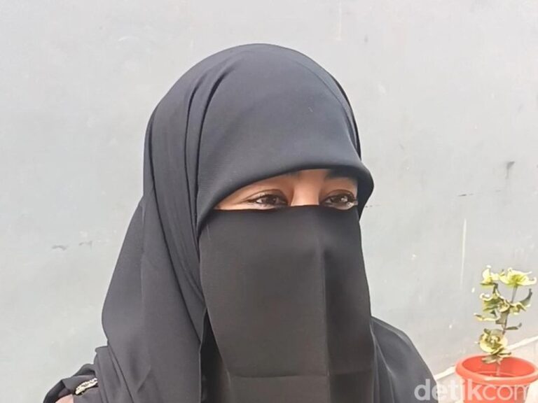 Umi Pipik Bahagia Jadi Nenek, Rela Lawan Arah Demi Gendong Cucu Kesayangan