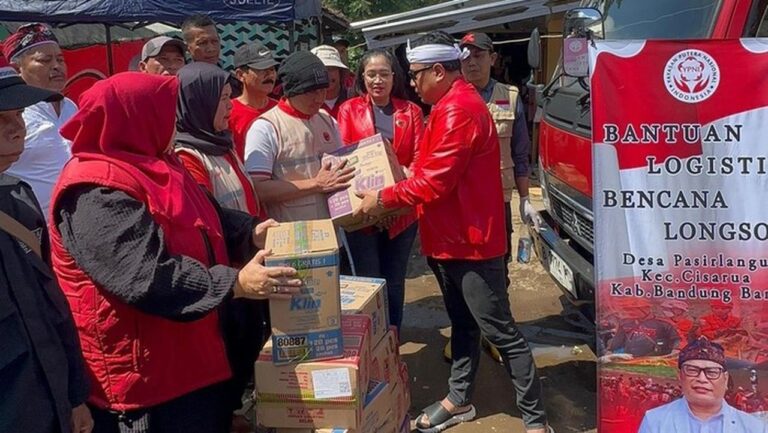 PDIP Hadirkan Layanan Mobil Laundry Gratis untuk Korban Longsor Cisarua Bandung Barat PDIP Hadirkan Layanan Mobil Laundry Gratis untuk Korban Longsor Cisarua Bandung Barat