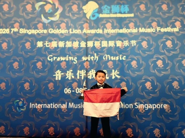 Bocah 7 Tahun Asal Bojonegoro, Parama Hansa, Sabet Trofi Piano di Kompetisi Internasional Singapura