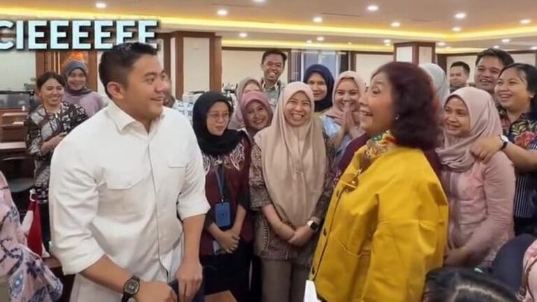 Susi Pudjiastuti Kunjungi Seskab Teddy, Bawa Cokelat dan Ciptakan Suasana Penuh Tawa