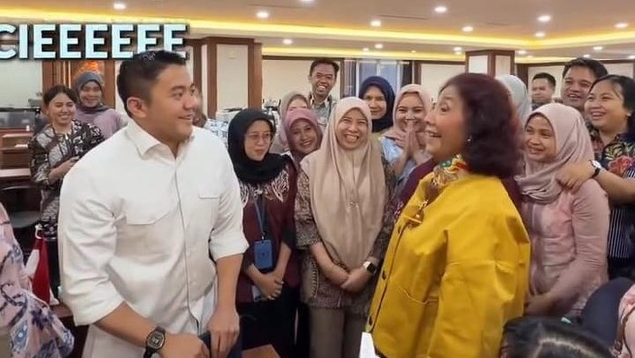 Susi Pudjiastuti Kunjungi Seskab Teddy, Bawa Cokelat dan Ciptakan Suasana Penuh Tawa Susi Pudjiastuti Kunjungi Seskab Teddy, Bawa Cokelat dan Ciptakan Suasana Penuh Tawa