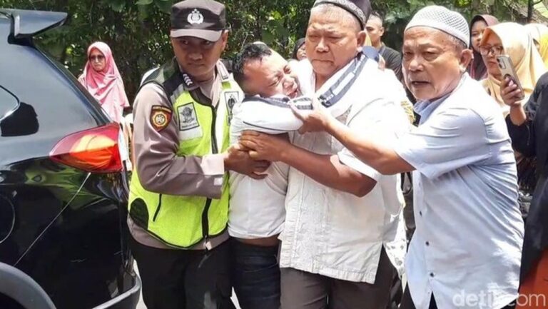 Tangis Purwanto Pecah di Boyolali Saat Pulang Merantau untuk Makamkan Anak Korban Perampokan Sadis Tangis Purwanto Pecah di Boyolali Saat Pulang Merantau untuk Makamkan Anak Korban Perampokan Sadis