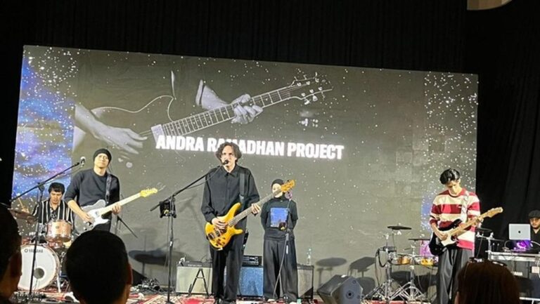 Andra Ramadhan Ungkap Rahasia Gitar Andalan untuk Panggung: ‘User Friendly dan Enggak Ribet’